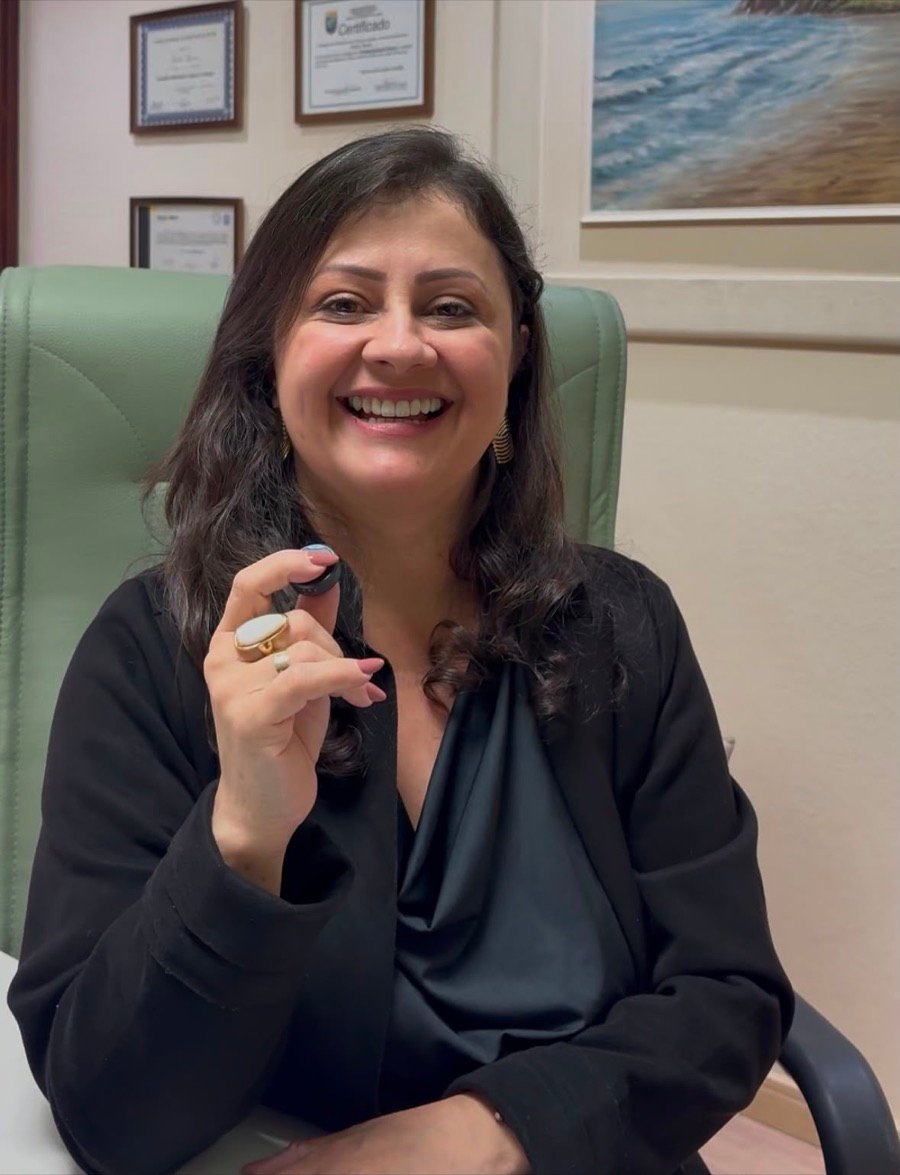 Dra. Keiko, fonoaudióloga e diretora da Torino Therapy, sorrindo em sua sala de atendimento.